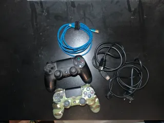 PS4 500 GB + 2 Mandos