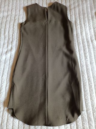 Vestido verde oliva con hombros de cuero