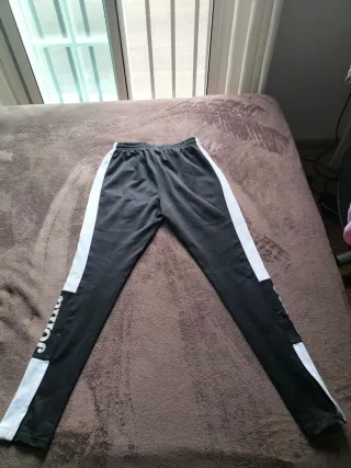 Pantalón chándal Joma en color negro y blanco