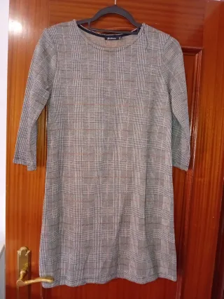 Vestido Stradivarius cuadros gris y marrón