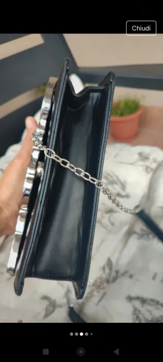 Borsetta nera con tracolla