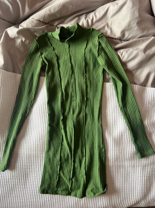 Vestido verde de canalé con cuello alto