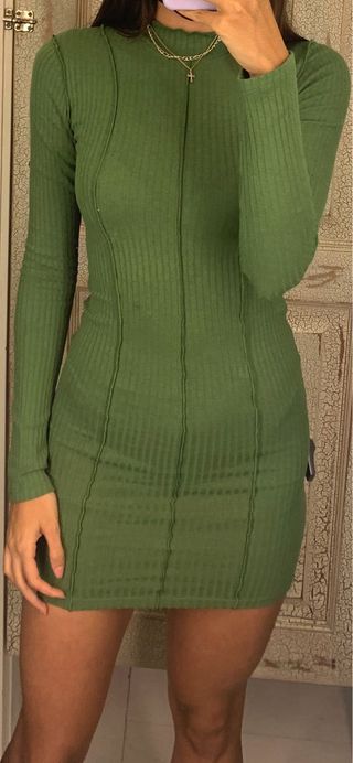 Vestido verde de canalé con cuello alto