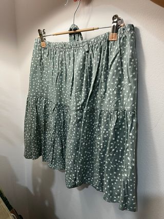 Falda corta verde con lunares blancos