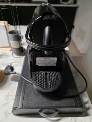 Macchina Caffè Nespresso Nera con porta cialde