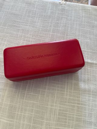 Varios estuches gafas Carolina Herrera, etc