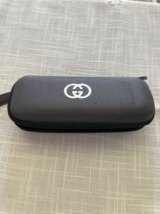 Varios estuches gafas Carolina Herrera, etc