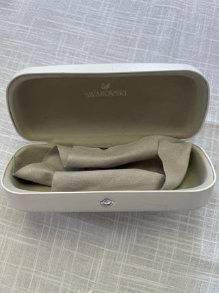 Varios estuches gafas Carolina Herrera, etc