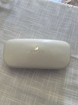 Varios estuches gafas Carolina Herrera, etc