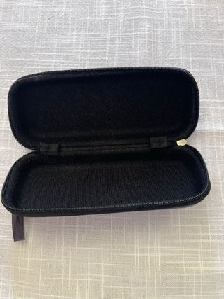 Varios estuches gafas Carolina Herrera, etc