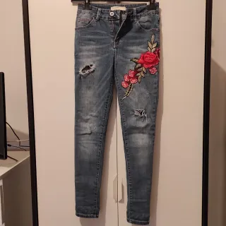 Jeans donna con rose ricamate