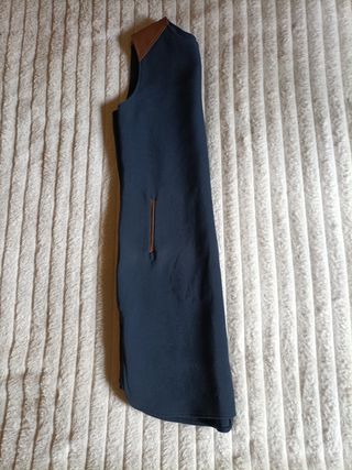 Vestido azul marino con detalles cuero