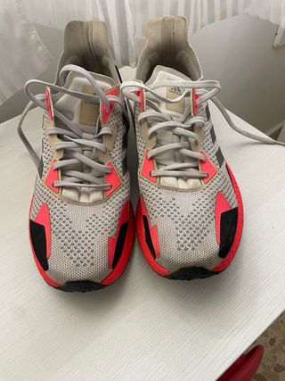 Zapatillas Adidas grises y rojas