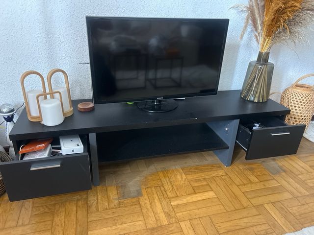 Mueble TV negro y madera