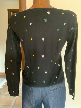 Jersey Naf Naf negro con corazones