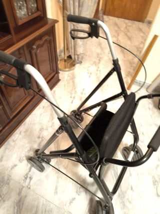 Andador FOR­TA con asiento y bolsa