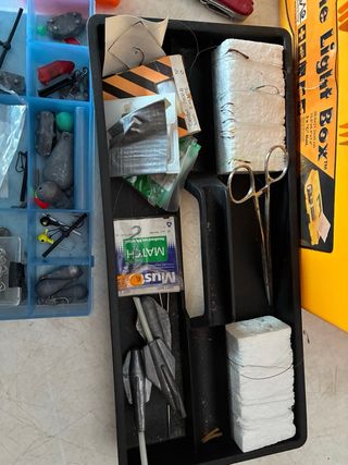 Kit de pesca con señuelos y carretes