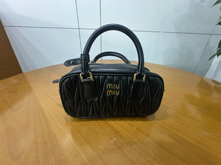 Mini borsa da bowling Miu Miu Matelassé nera