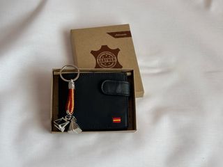 Cartera de piel negra con llavero España