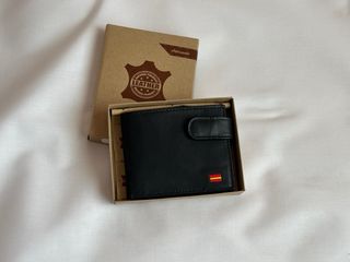 Cartera de piel negra con llavero España