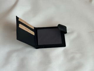 Cartera de piel negra con llavero España