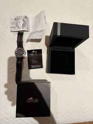 Reloj Lotus Negro y Plateado