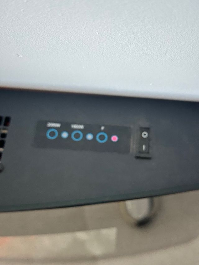 Chimenea eléctrica negra con piedras