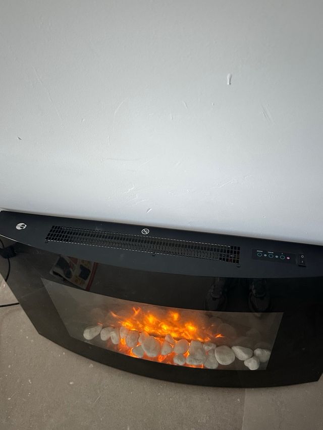 Chimenea eléctrica negra con piedras