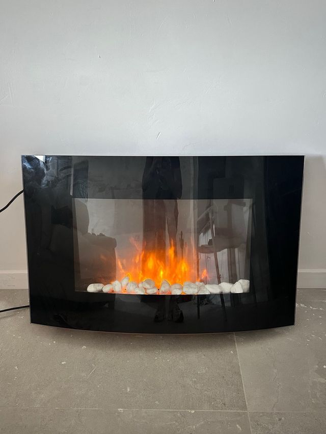 Chimenea eléctrica negra con piedras