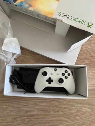 Xbox One S 1TB con stand e controller