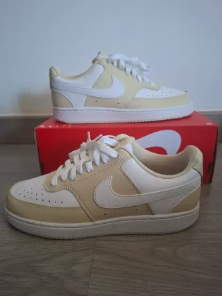 Zapatillas Nike Beige y Blanco
