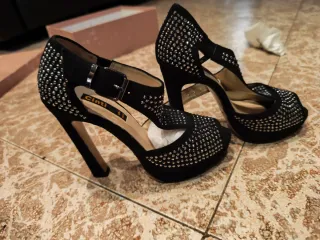Zapatos de tacón Cinti talla 36 negros y plateados