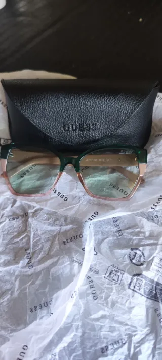 Gafas de sol Guess mujer verdes y rosas