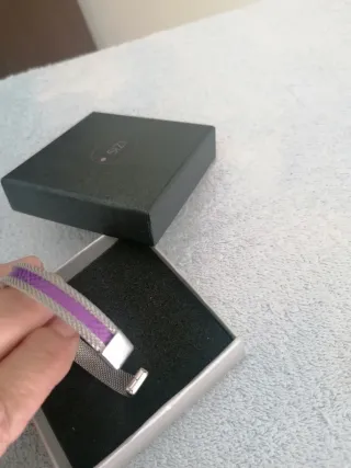 Pulsera de acero inoxidable con detalles lila