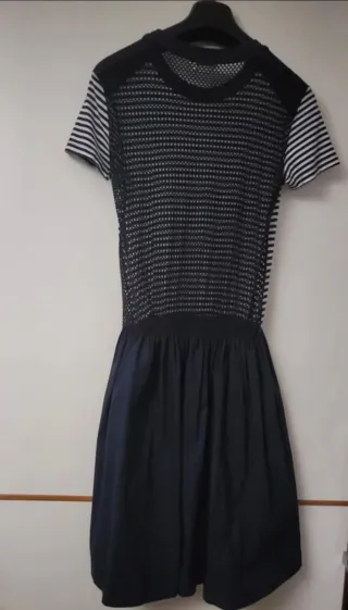 Vestito Red Valentino a righe, dietro a rete