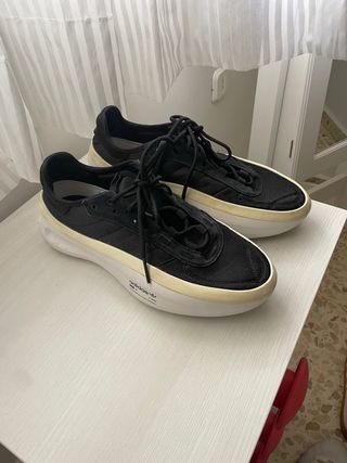 Zapatillas Adidas Negras y Beige