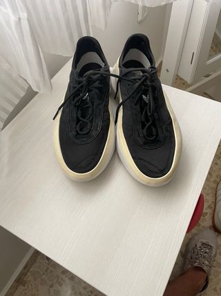 Zapatillas Adidas Negras y Beige