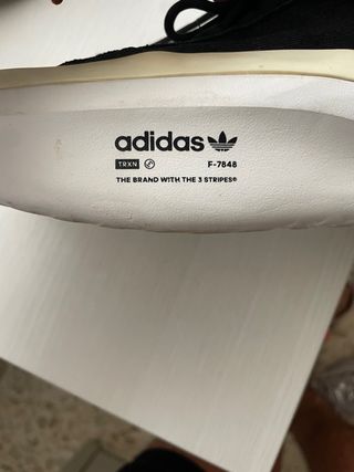Zapatillas Adidas Negras y Beige