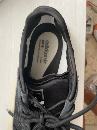 Zapatillas Adidas Negras y Beige