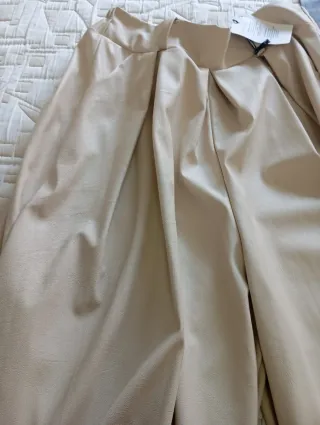 Falda pantalón polipiel beige