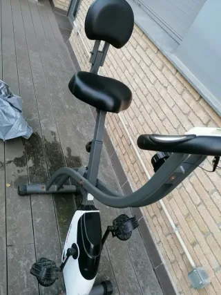Bicicleta Estática Negra y Blanca