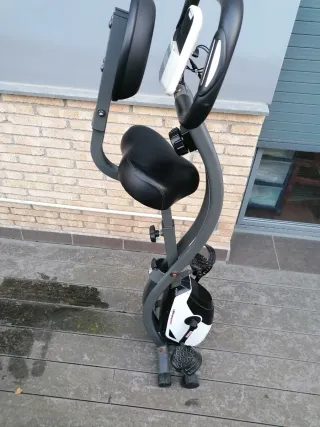 Bicicleta Estática Negra y Blanca