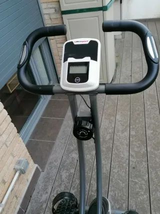 Bicicleta Estática Negra y Blanca