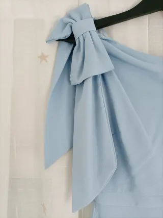 Vestido fiesta azul cielo con lazo