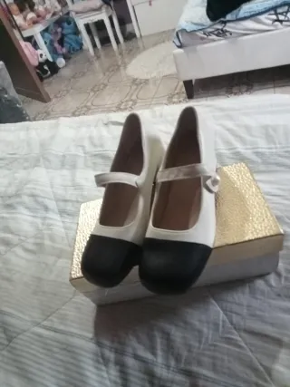 Scarpe Mary Jane bianche e nere