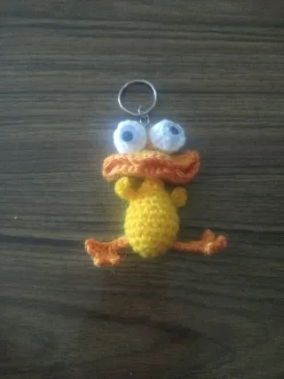 Llavero de crochet de patito amarillo