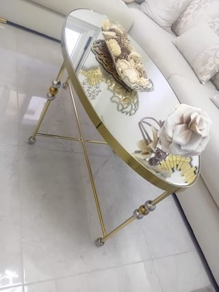 Mesa auxiliar dorada con cristal