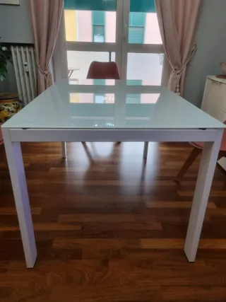 Tavolo bianco in vetro e metallo