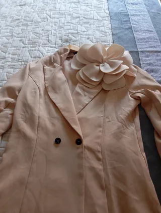 Chaqueta Beige con Flor Grande