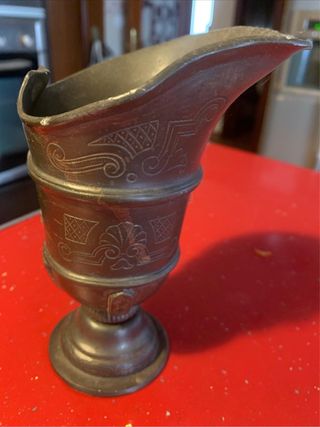 Jarra de bronce tallada